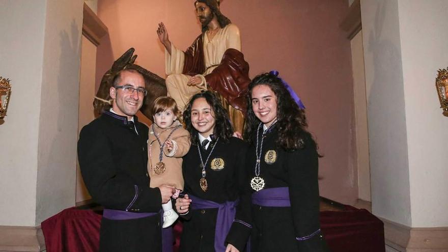 Nuevos miembros de la Cofradía de La Borriquilla, ayer, en San Pedro de los Arcos.