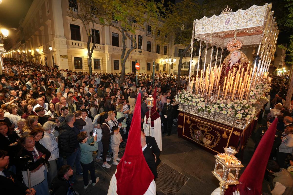 Una multitud de personas acogen a la Virgen de la Amargura a su salida del convento de Las Descalzas de Badajoz.