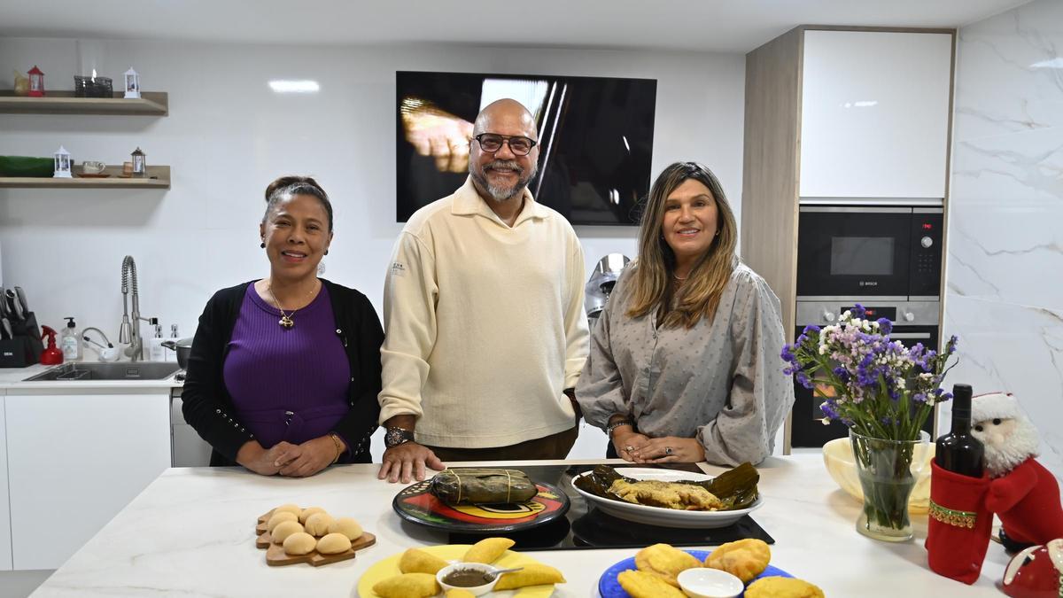 Gilmar Cortés y otros voluntarios de la Asociación Colombiana Carnaval en Barranquilla de Zaragoza con recetas típicas de Navidad.