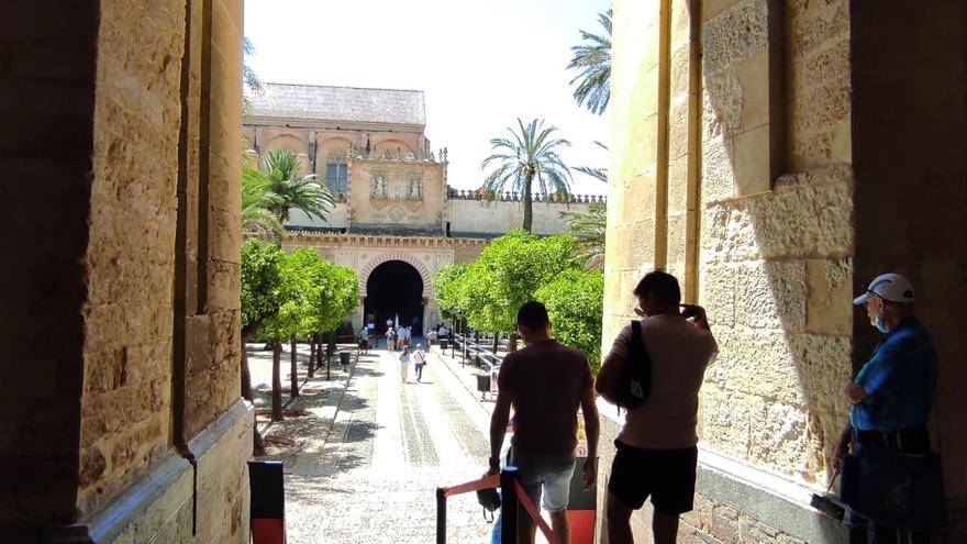 Archivo - Turistas accediendo al Patio de los Naranjos de la Mezquita-Catedral de Córdoba.