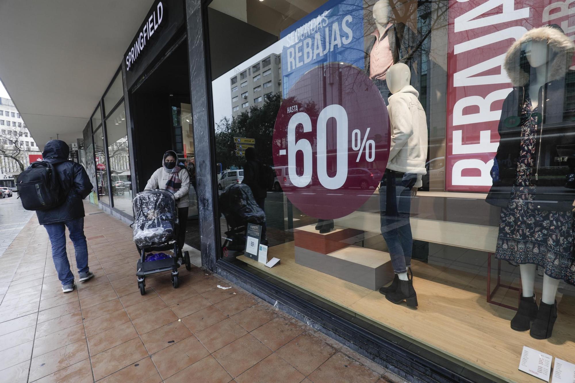 La lluvia arruina el primer día oficial de rebajas invernales