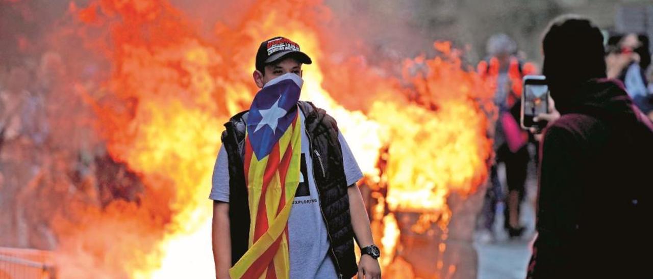 Imagen de una de las noches de protestas en Barcelona tras la sentencia del «procés».