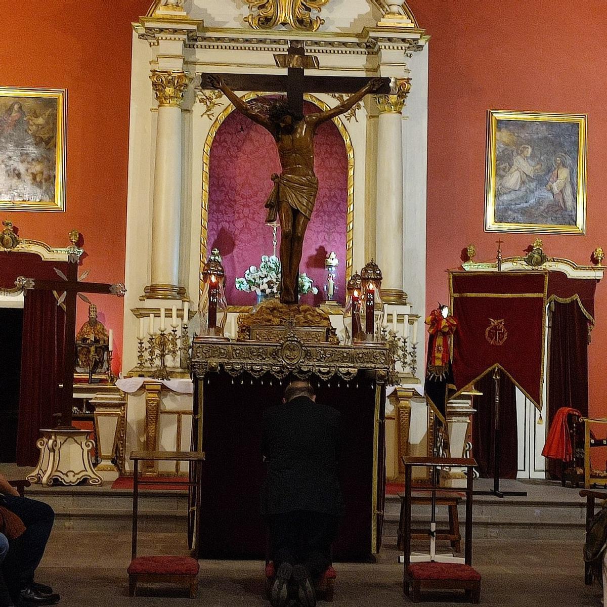 El obispo de Canarias, José Mazuelos, postrado ante el Santísimo Cristo de Teror.