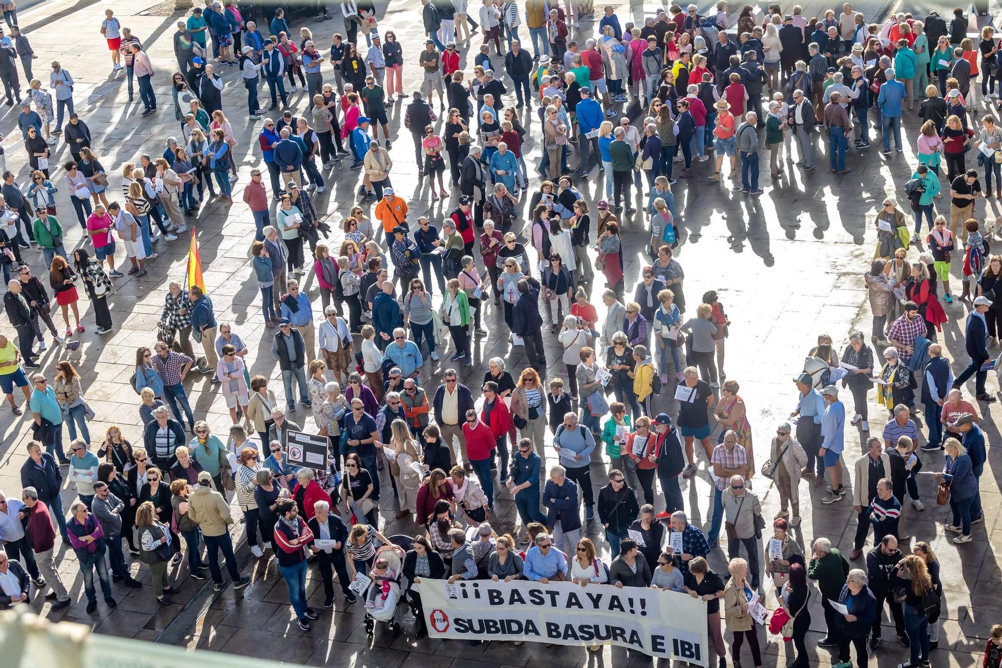 Vecinos de Benidorm se manifiestan en contra de la subida de impuestos de IBI y de la recogida de basuras.