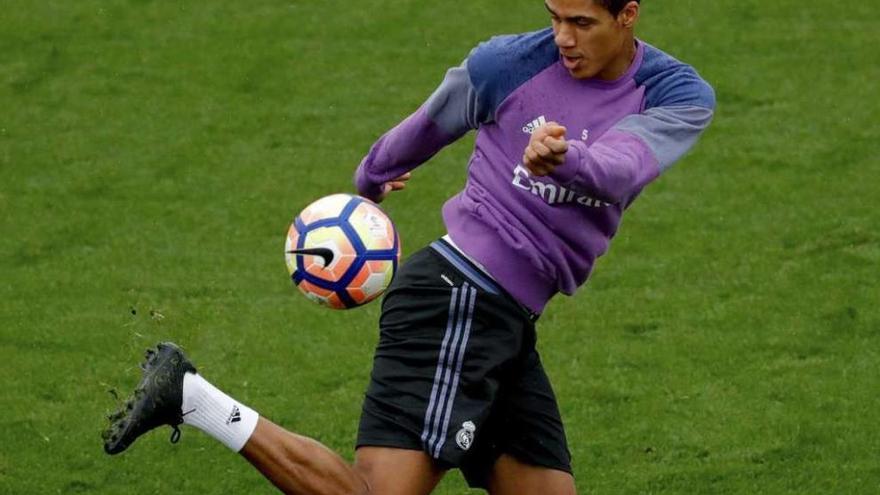 El defensa francés Raphael Varane controla un balón, ayer, en el entrenamiento del equipo blanco. // Efe