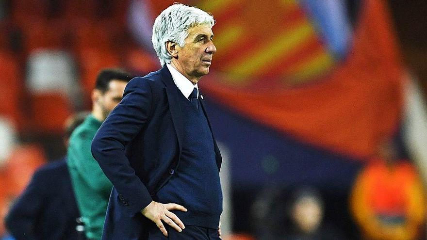 Gian Piero Gasperini, en el área técnica de su banquillo durante el Valencia-Atalanta.