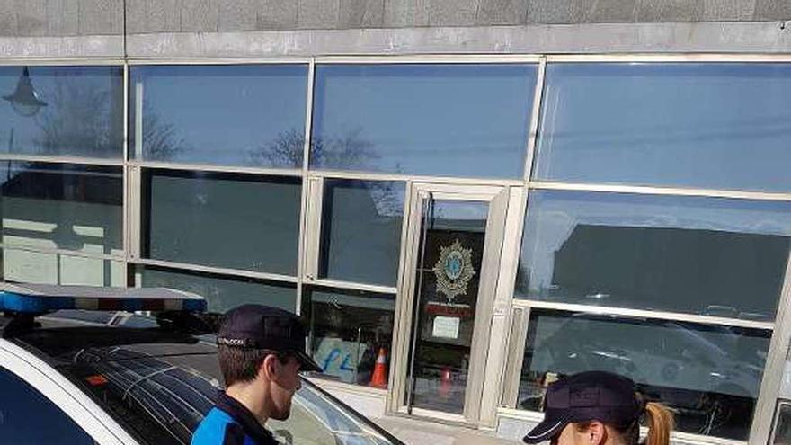 Auxiliares de la Policía Local delante de la comisaría // G.N.
