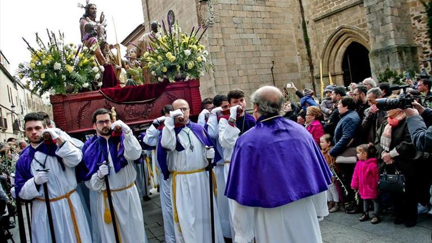 El Domingo de Ramos desborda las calles de Cáceres con siete pasos muy arropados