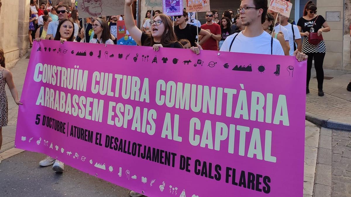 Cabecera de la marcha contra el desalojo del centro social okupado de Cals Flares de Alcoy.