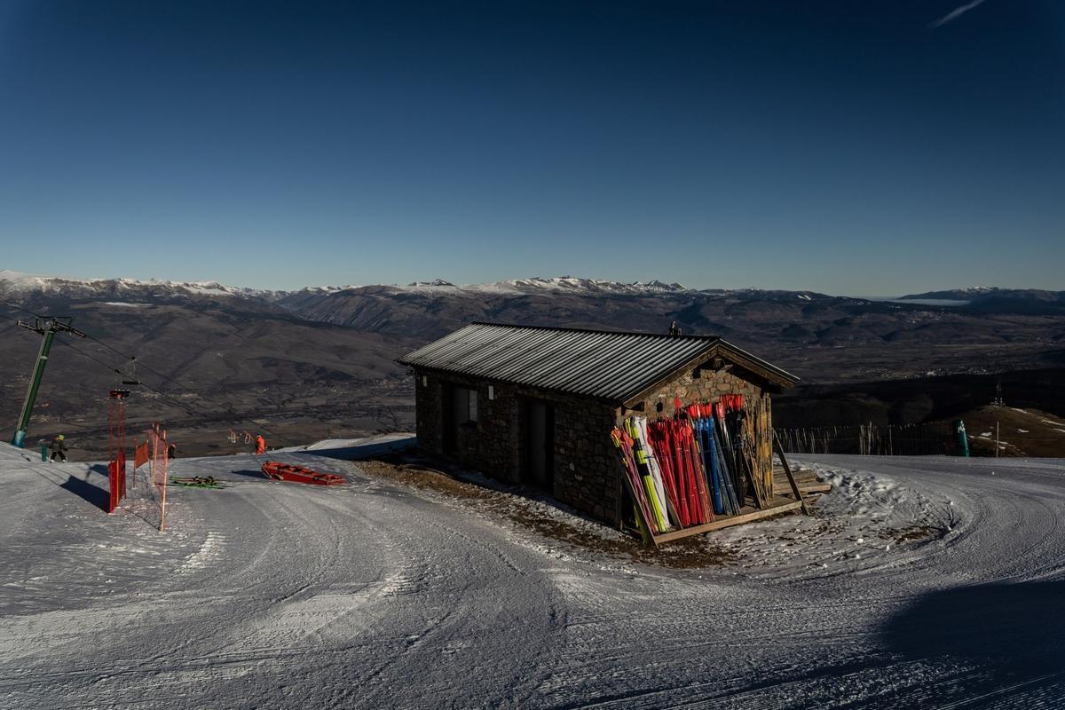 El aumento de las temperaturas significa que la gran mayoría de las estaciones de esquí del mundo ya dependen de la nieve artificial para aumentar la capa de nieve y prolongar la temporada, pero una racha récord de clima templado a fines de diciembre significa que incluso la nieve artificial ya no es posible en algunas áreas como en La Molina