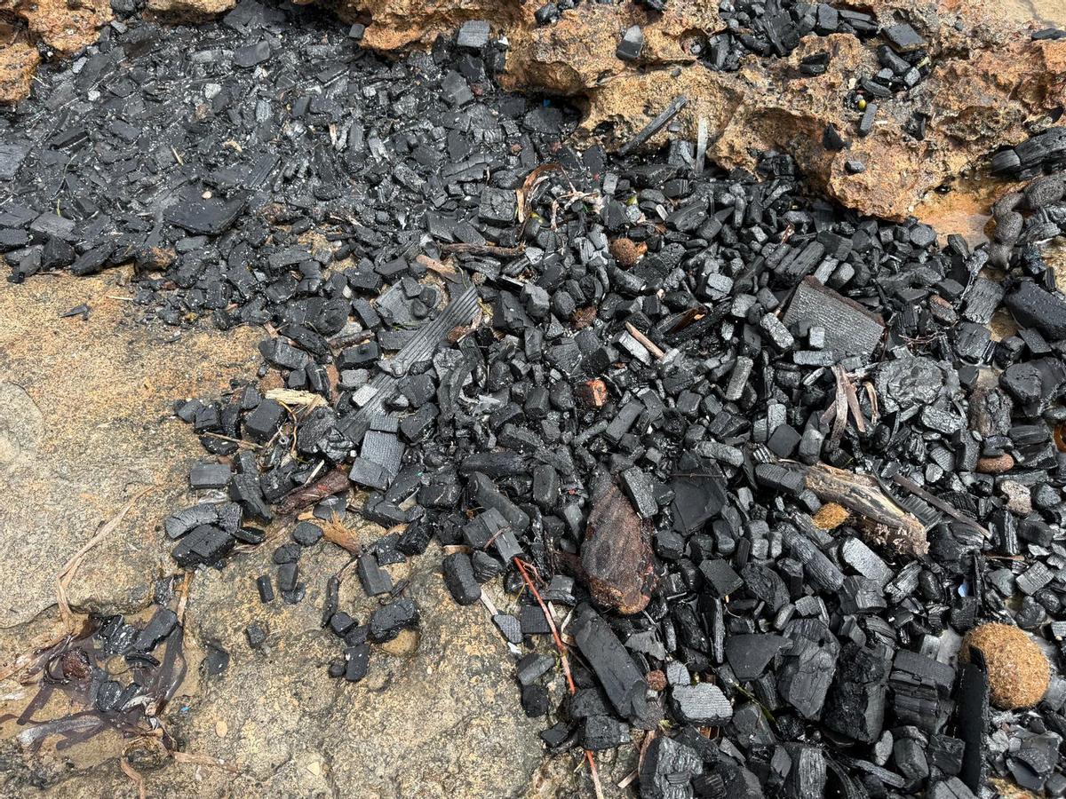 Galería: restos del yate incendiado en Ibiza