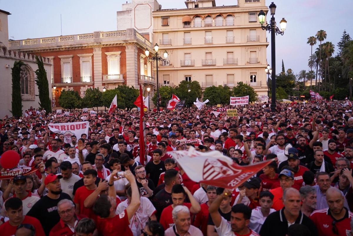 Miles de sevillistas participaron en la protesta convocada para reclamar cambios en la directiva del club. Miles de sevillistas participaron en la protesta convocada para reclamar cambios en la directiva del club.