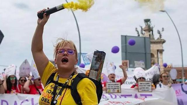 Manifestació de professors a la plaça d’Espanya de  Barcelona, el juny passat. | BELÉN GONZÁLEZ