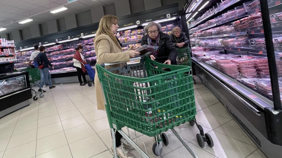 Compras en un supermercado de Mercadona en Barcelona