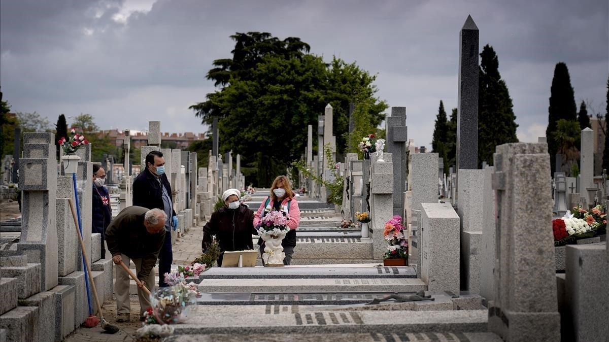 Silencio. Sólo el ruido de la pala echando arena rompe el silencio en el cementerio Sur de Madrid, el 7 de abril. Siempre he intentado ser discreto en mi trabajo. En estos casos aún más. Mantengo la distancia para no molestar y me encuentro con familias que me agradecen que les acompañe en estos momentos en los que no pueden estar todos los que deberían acompañarles.