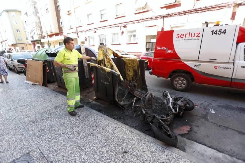 Incendio de un contenedor y una moto