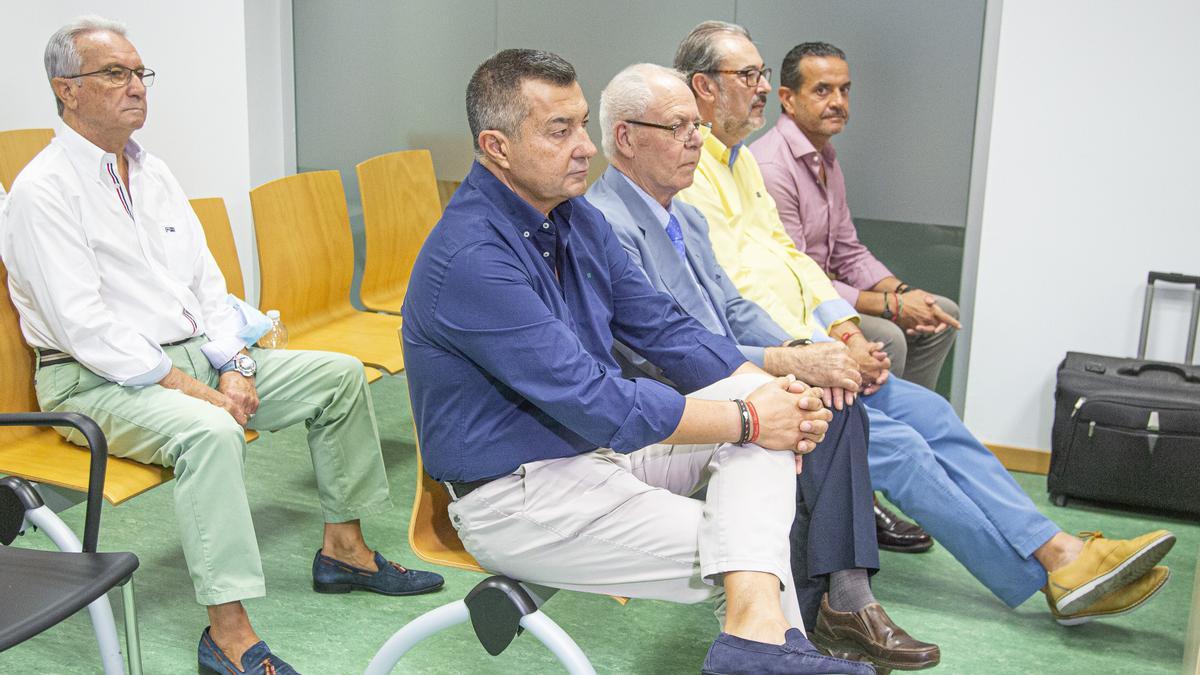 Andrés Llorens, en primer plano,  junto a a los dos técnicos y al adjudicatario. Detrás, el exedil Juan Zaragoza.