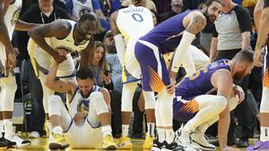 October 30, 2019; San Francisco, CA, USA; Golden State Warriors forward Draymond Green (23) helps up guard Stephen Curry (30) after an injury during the third quarter against the Phoenix Suns at Chase Center. Mandatory Credit: Kyle Terada-USA TODAY Sports