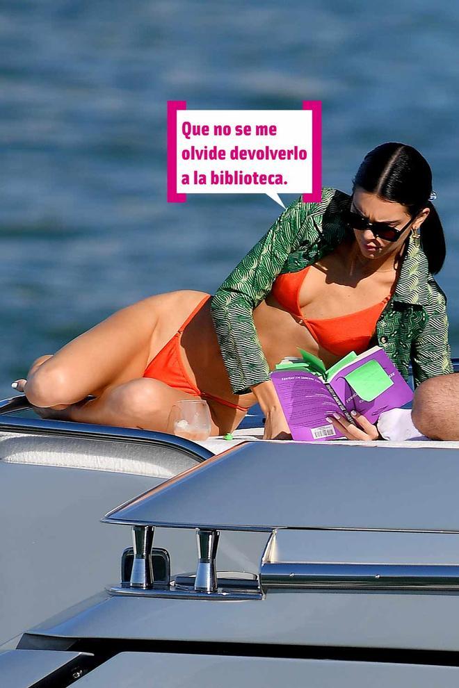 Kendall Jenner leyendo en un yate