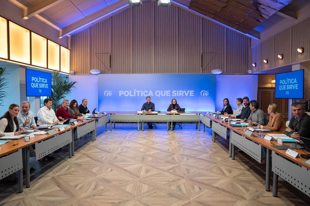 El Partido Popular intensificará su política de avales para la compra de vivienda en las comunidades en las que gobierna, alcanzando el 20% del precio del inmueble y elevando la edad hasta los 40 años, según ha anticipado esta mañana la secretaria general de los populares, Cuca Gamarra, que participa en la cumbre de presidentes autonómicos con Alberto Núñez Feijóo en Colunga (Asturias). Las medidas para facilitar el acceso a la vivienda serán una de las claves de la cumbre de los populares en Asturias, y Gamarra ha afirmado que el PP continuará impulsando “más medidas” para facilitar más suelo para la construcción, incorporar más vivienda al mercado de alquiler “promoviendo seguridad jurídica” y planteará reformas legislativas en el ámbito nacional. “Lo que estamos haciendo es trabajar para poner remedio con nuevas medidas que se suman a las que el PP lleva muchos años ya poniendo en marcha allí donde estamos gobernando”, ha señalado la secretaria general del PP. Gamarra ha indicado que “se está posponiendo la edad de emancipación” y durante los seis años de gobierno de Sánchez se ha impedido “muchísimos jóvenes comprar una vivienda”. Por eso el PP ampliará la política de avales “hasta los 40 años”, promovidos por las comunidades autónomas “para que los ciudadanos puedan completar hasta el 100% las garantías que necesitan en el acceso a la vivienda”. Los avales alcanzarán “ese 20% que falta para que el total del coste de la vivienda pueda estar a disposición de los jóvenes”. Supone esta medida que “los gobiernos respaldarán” a quien quiera comprar un piso. “Son medidas útiles y esta es una de ellas; hay otras muchas”, recalcó Gamarra. Se orientan a facilitar que “una administración pública pueda conseguir que haya más suelo en el mercado”, o se “eliminen trabas administrativas” para que la construcción sea más ágil. Gobiernos del 70% de los españoles La secretaria general del PP ha destacado que los presidentes autonómicos reunidos en Asturias “gobiernan para el 70% de los españoles” desde las comunidades o las ciudades autónomas. Y señaló que el PP también aspira a gobernar en Asturias, donde los populares ya han sido la fuerza más votada en las últimas generales y europeas: “El crecimiento se está consolidando aquí”, ha dicho en referencia al Principado. La reunión de este fin de semana, cuyas conclusiones se presentarán este domingo en un acto en Oviedo con todos los líderes autonómicos del PP, también sirvió para repasar los compromisos adquiridos en la anterior cumbre de Córdoba. Gamarra ha asegurado que se ha avanzado en impulsar una prueba de EBAU común (ya habrá fechas comunes y se unificarán los criterios de corrección en las comunidades populares) y se ha avanzado en la red de escuelas de 0 a 3 gratuitas que el PP quiere establecer esta legislatura en todas las comunidades en las que gobierna. También ha destacado Gamarra el compromiso en bajar la fiscalidad. “Hemos blindado los patrimonios de las familias, con bajadas en Sucesiones y donaciones, para que lo que una familia consigue con su esfuerzo se quede en la familia”.