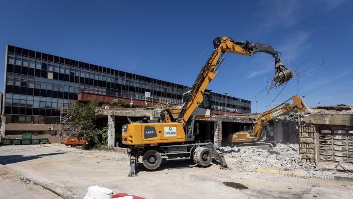 Las máquinas trabajando en demoler la rampa de acceso a la estación, hace algunas semanas.