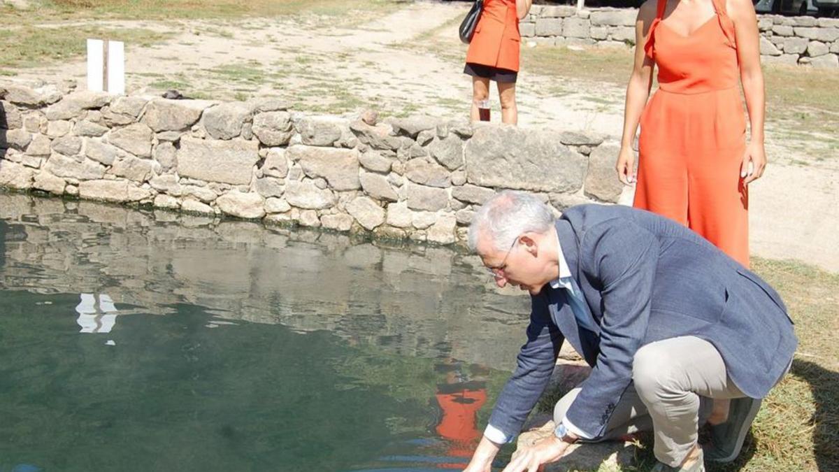 El vicepresidente de la Xunta, en las termas de O Baño, Bande.  | // FDV