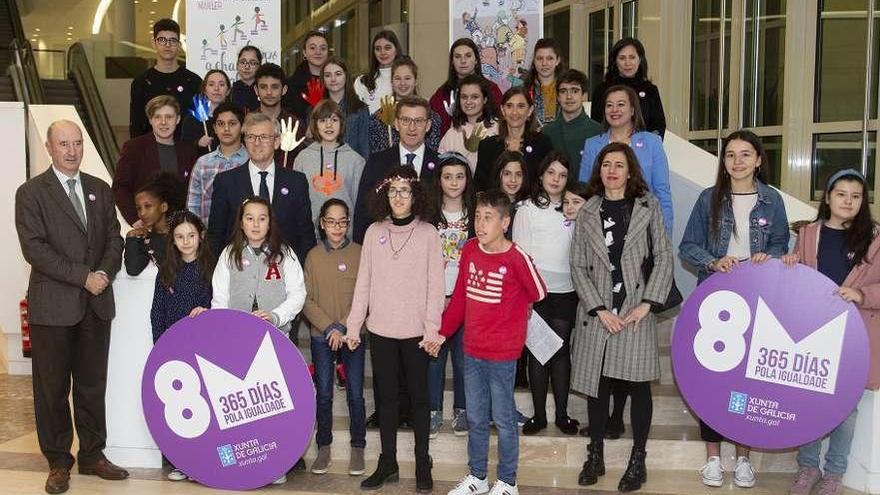 La &quot;generación que erradique la desigualdad&quot;  |  Un total de 117 centros educativos de Primaria y Secundaria -entre ellos el IES Ribeira do Louro de O Porriño- participaron en el concurso impulsado por la Xunta para elaborar carteles reivindicativos con motivo del 8 de marzo, que celebra el Día Internacional de la Mujer. A los alumnos, el presidente de la Xunta, Alberto Núñez Feijóo, los invitó ayer a convertirse en la &quot;generación que va a erradicar cualquier tipo de violencia o desigualdad&quot;.