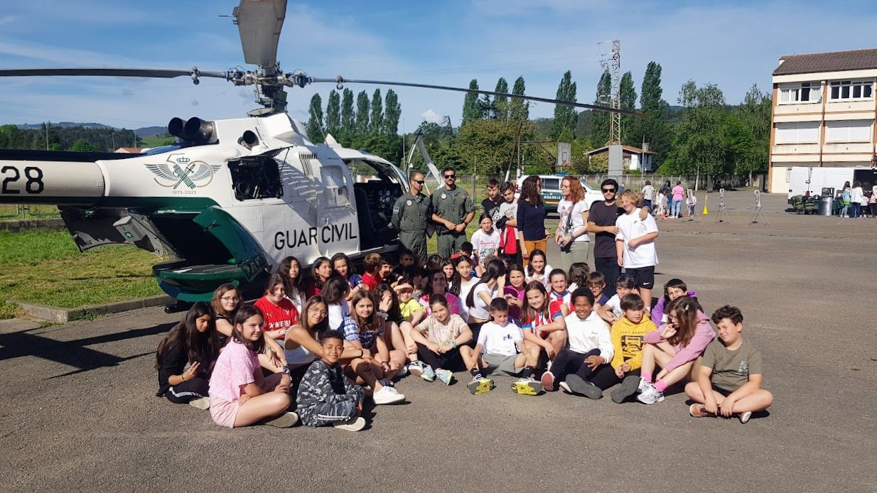 La Guardia Civil, con los escolares de Villaviciosa, "encantados de conocer una profesión tan guapa"