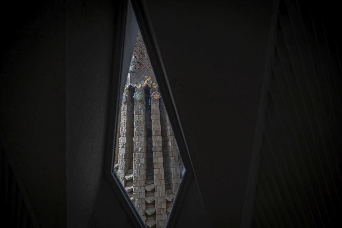 Dos colosales figuras de mármol griego de Thasos, el más blanco del mundo, aguardan a los pies del templo de la Sagrada Família para ser alzadas en octubre a la cima de las torres dedicadas a los evangelistas Juan y Mateo, la primera, como marca la tradición cristiana, un águila, y la segunda, con un esculpido que a veces confunde incluso a los más creyentes, con el aspecto de un hombre alado, sin que eso sea exactamente un ángel.