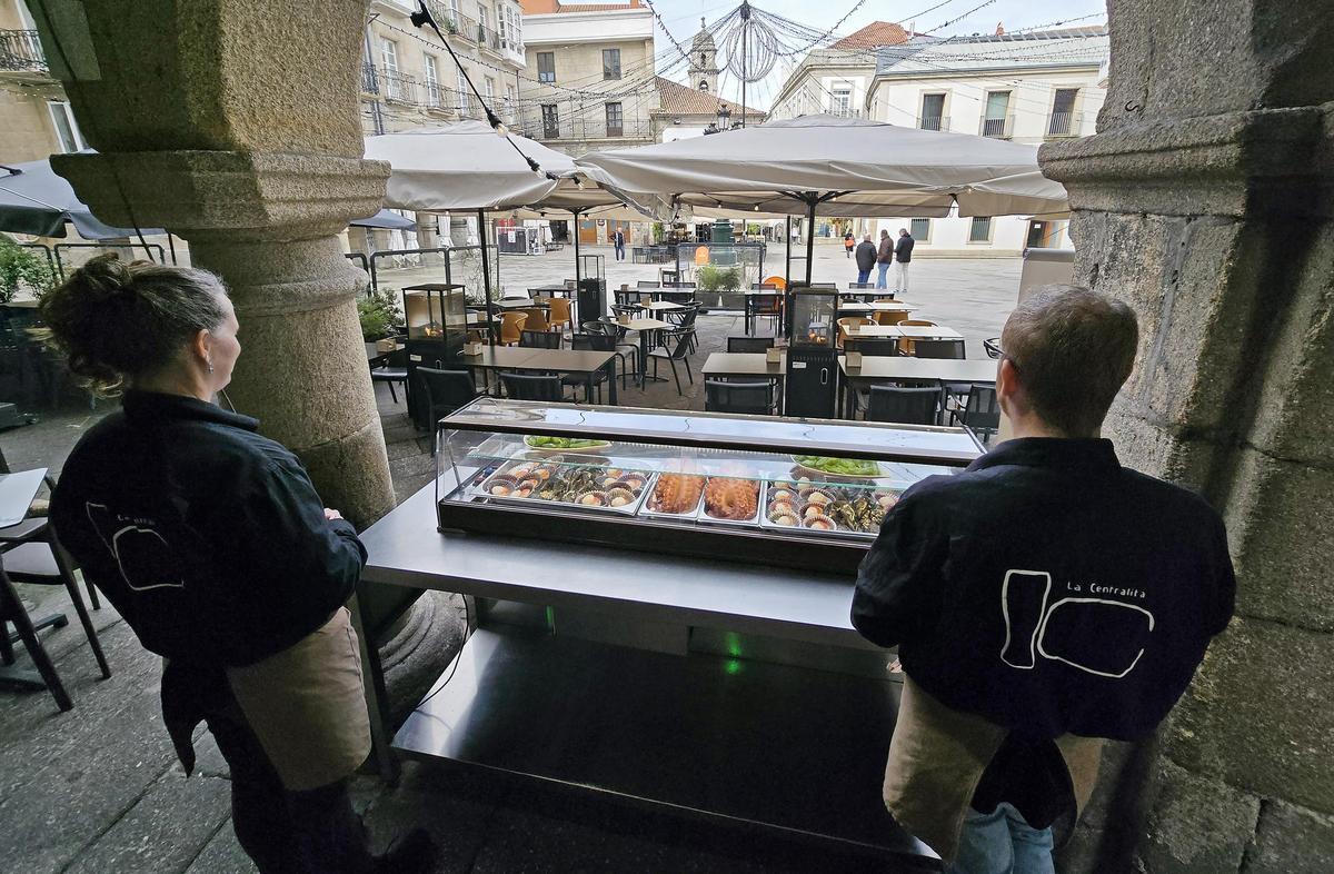 Camareros de La Centralita esperando a clientes en la Plaza de la Constitución
