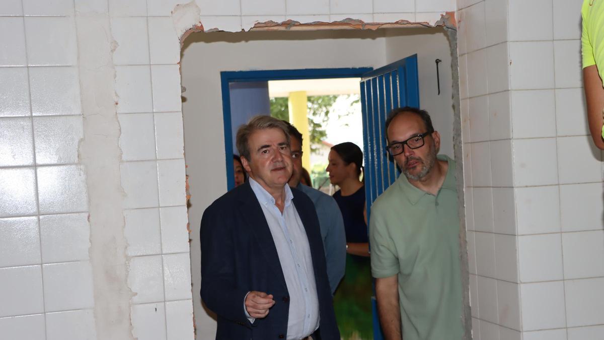 Manuel Pardo (izquierda) durante la visita al CEIP Manuel Luis Acuña para revisar su estado actual y  obras realizadas