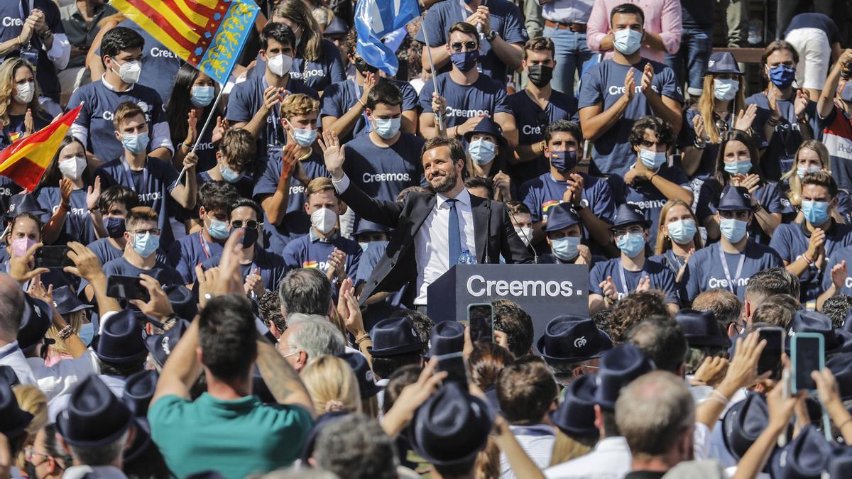 La plaza de toros de València llena en el mitin del PP