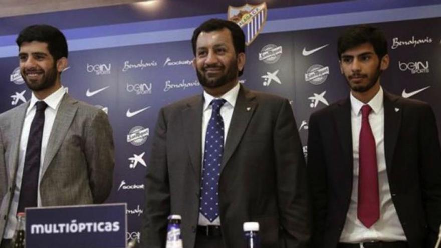 Imagen de archivo del jeque Al-Thani y sus hijos durante una rueda de prensa en La Rosaleda.