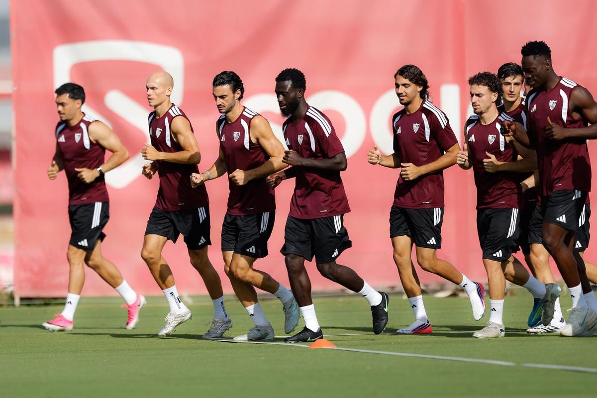 Akor Adams entrena con el Sevilla mientras se resuelve su fichaje por el Venezia