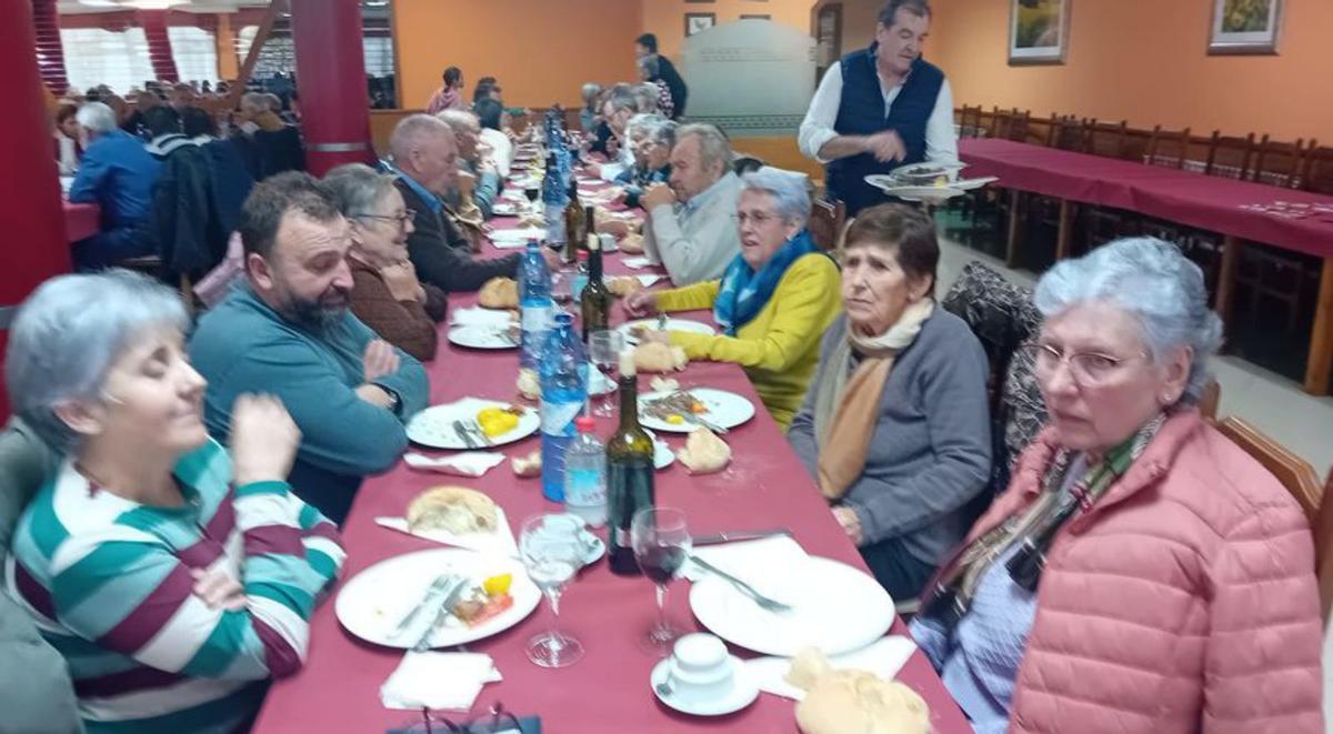 Homenaje de vecinos de Cercio y Cello al cura José Antonio García