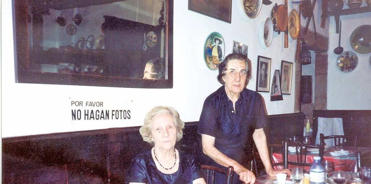 La recordada María Neira, a la izquierda, e Isaura, en una imagen en el comedor del restaurante Asesino obtenida en 1995