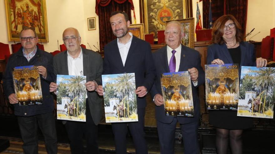 La autora de las fotografías de los carteles de Semana Santa y Domingo de Ramos, Inmaculada Román, con los representantes municipales y de la Junta Mayor de Cofradías