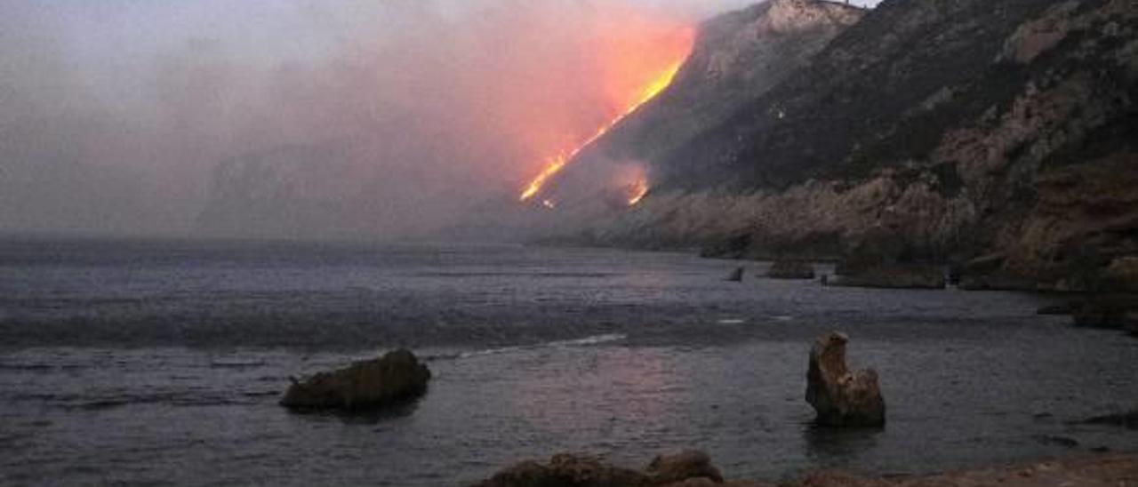 El incendio forestal que asoló el Montgó en 2014.