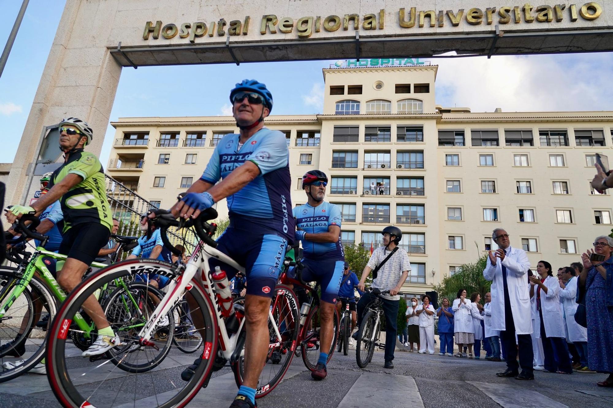 El Hospital Regional de Málaga ha sido escenario de la salida de la I Vuelta Ciclista Hospitalaria a Málaga por personas ostomizadas y familiares