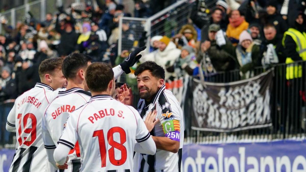 Alberto, felicitado durante el festejo del 0-2, un auténtico golazo.