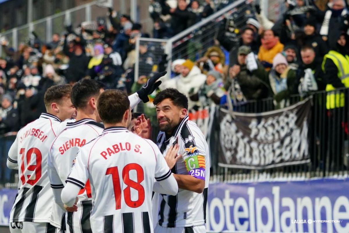Alberto, felicitado durante el festejo del 0-2, un auténtico golazo.