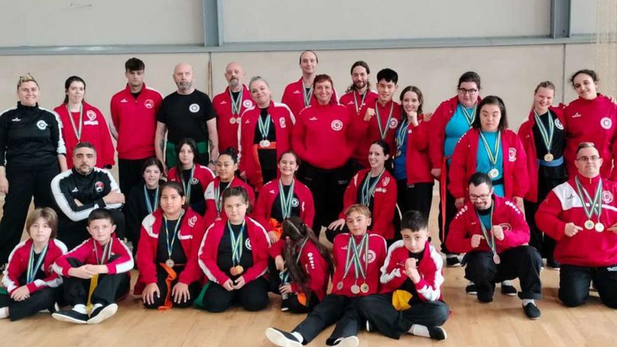 Integrantes de la Escuela Nei, con sus medallas. | LNE