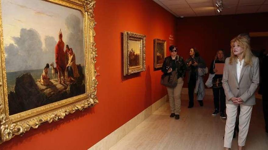 La baronesa Thyssen, frente a una de las obras de la muestra.