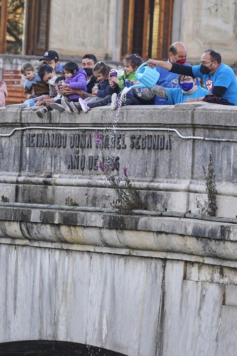 «Palanganada» al pont de Pedra per reivindicar un major cabal al Ter