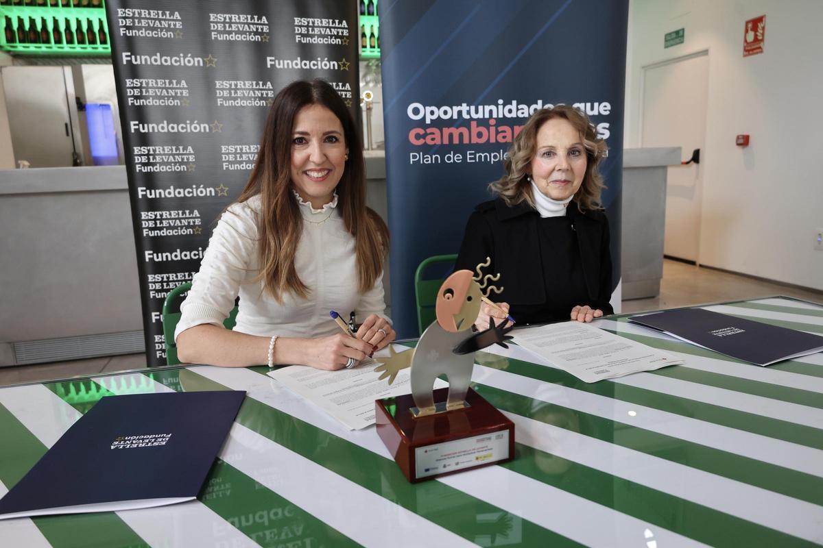 Juana Sánchez, responsable del área de acción social de la Fundación y Maria Teresa Sánchez, presidenta Cruz Roja en la Región, firman acuerdo.