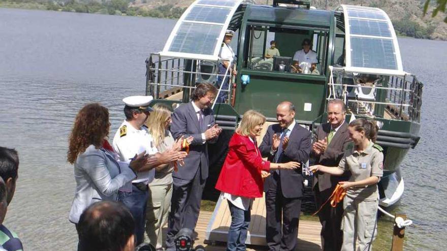 El titular de Eurparques (de traje a la izquierda), junto a autoridades en la inauguración del barco.