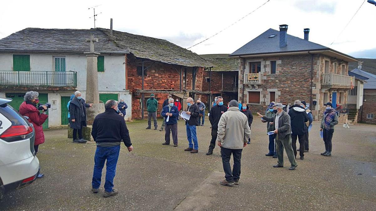 Reunión informativa celebrada ayer en Calabor con presencia de vecinos y Ecologistas en Acción. | Araceli Saavedra