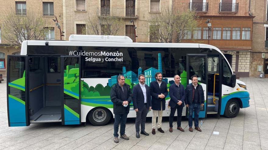 Monzón presenta un nuevo autobús del servicio urbano de viajeros