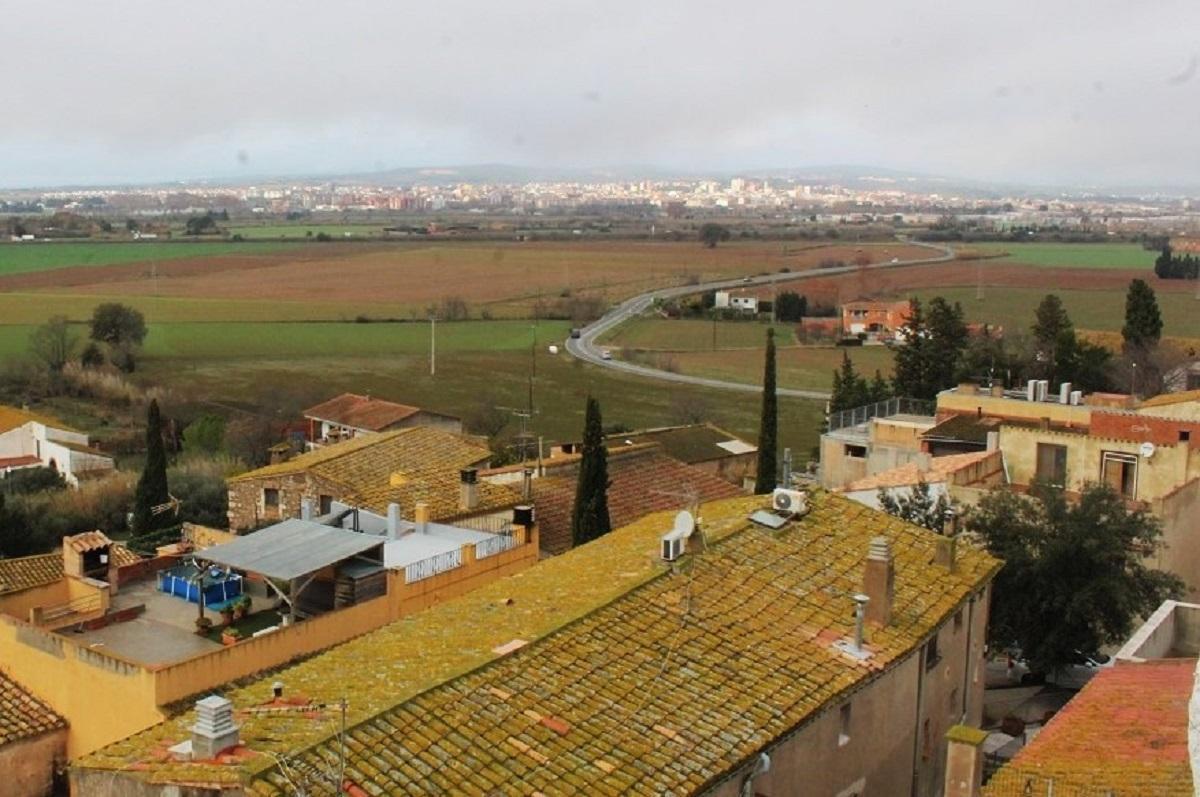 Cases del Far d'Empordà amb Figueres al fons.