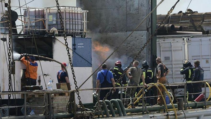 Incendio de un pesquero ruso en el Puerto de La Luz